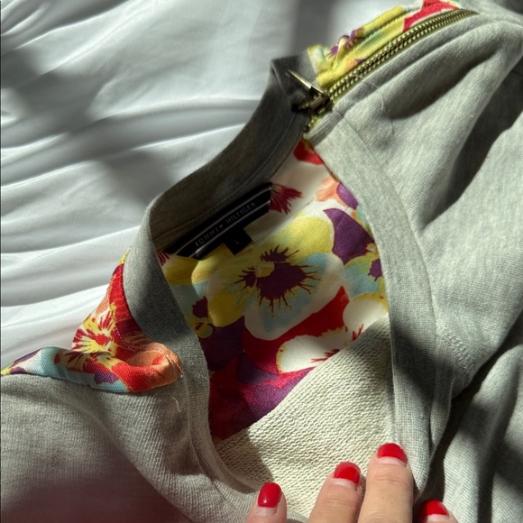 Tommy Hilfiger Light Gray Crewneck Sweater with bandana floral back L - Picture 5 of 7